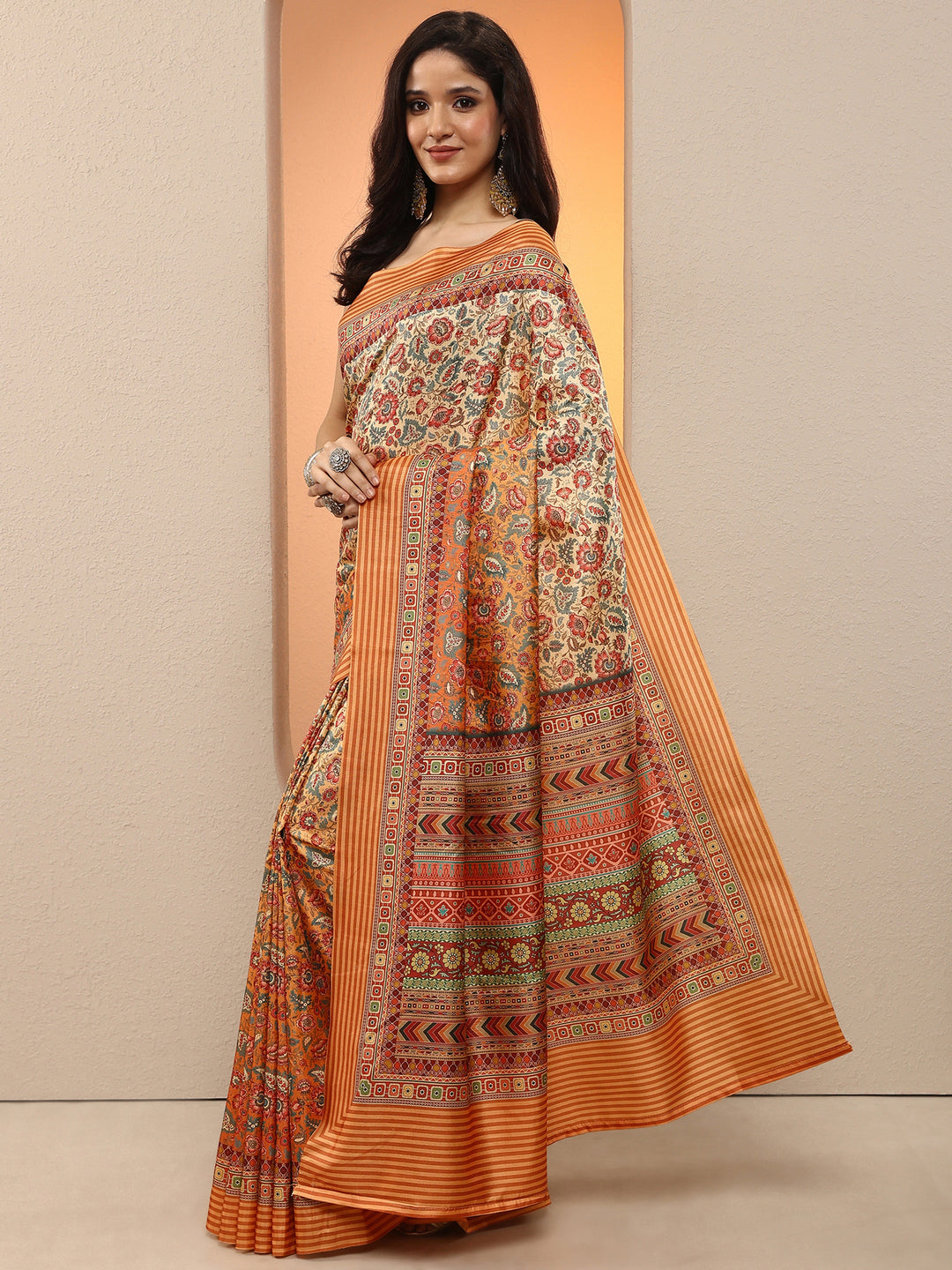 Mustard Printed Silk Blend Saree With Unstitched Blouse Piece