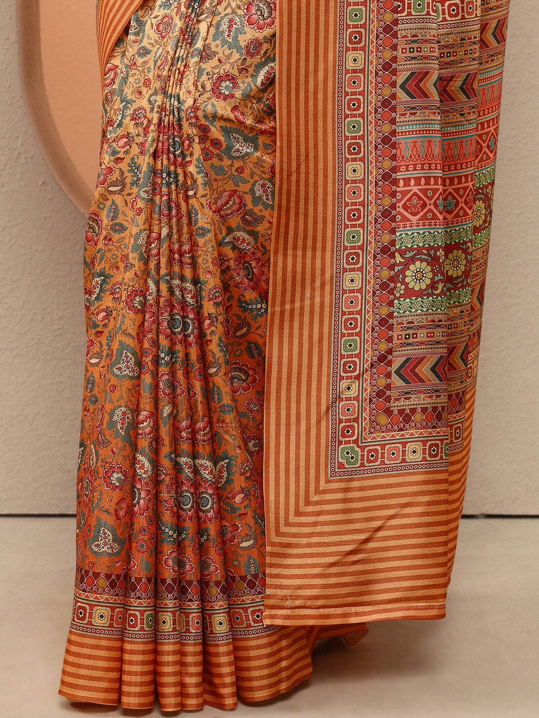 Mustard Printed Silk Blend Saree With Unstitched Blouse Piece