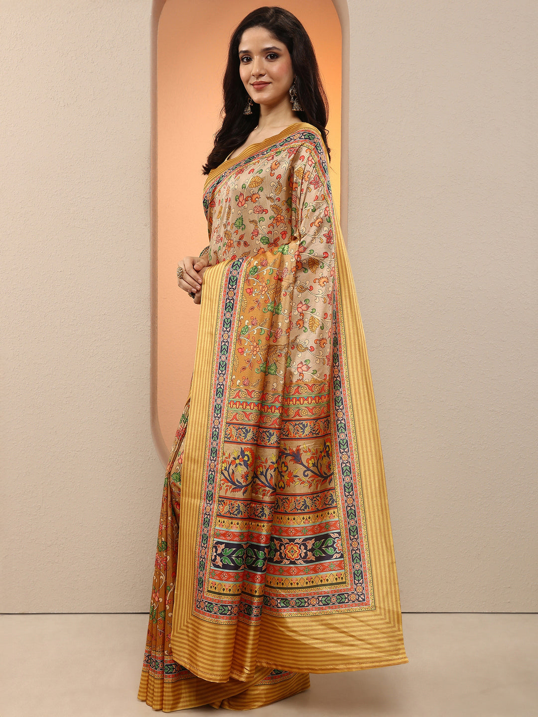 Mustard Printed Silk Blend Saree With Unstitched Blouse Piece