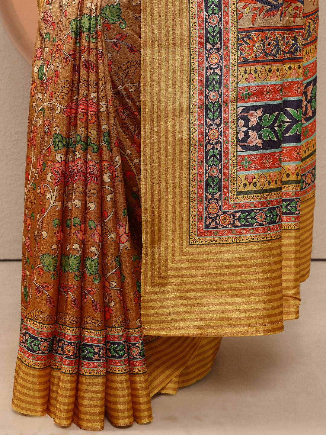 Mustard Printed Silk Blend Saree With Unstitched Blouse Piece