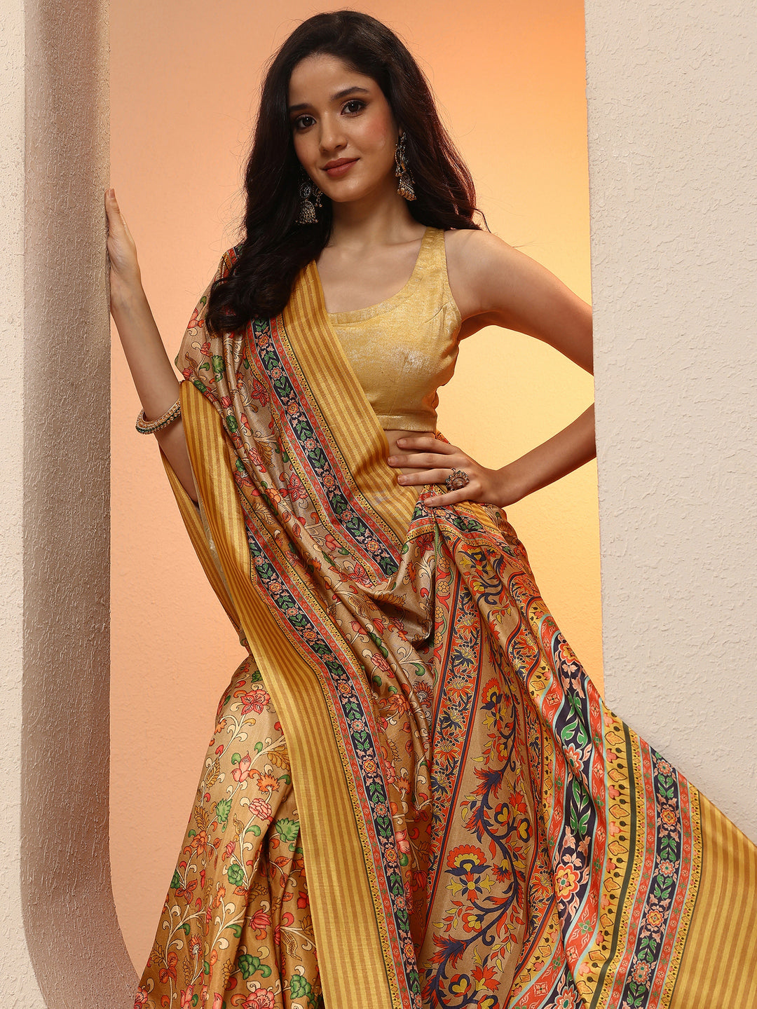 Mustard Printed Silk Blend Saree With Unstitched Blouse Piece