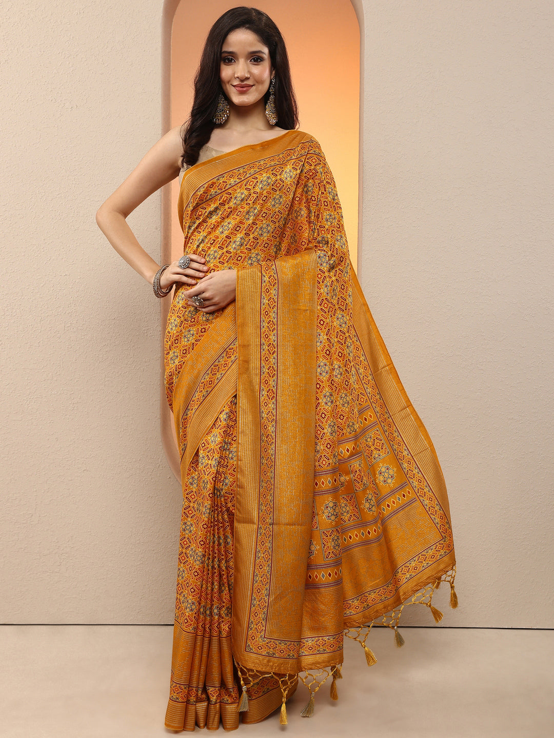 Mustard Printed Silk Blend Saree With Unstitched Blouse Piece