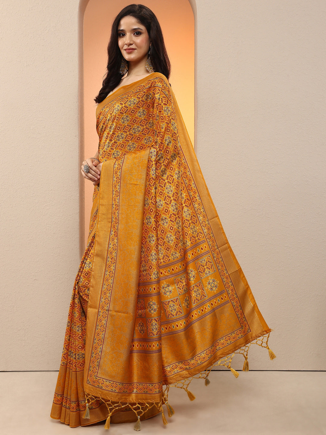 Mustard Printed Silk Blend Saree With Unstitched Blouse Piece