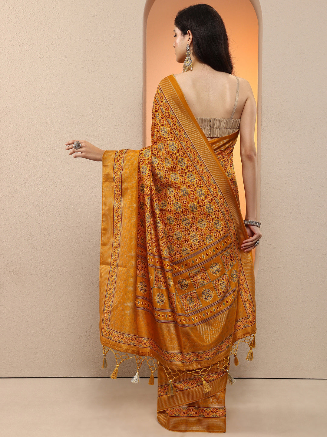 Mustard Printed Silk Blend Saree With Unstitched Blouse Piece