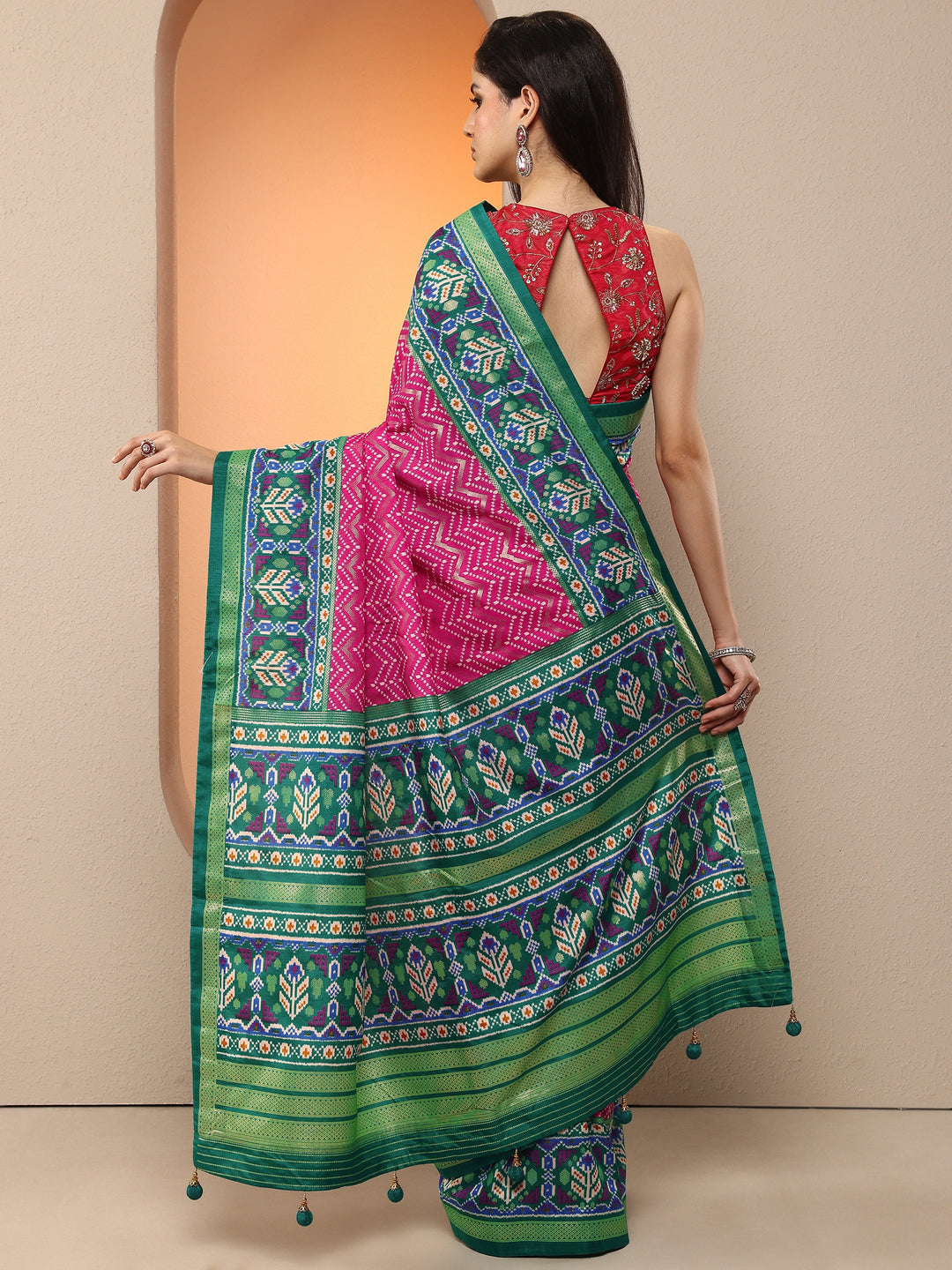 Pink Chevron Printed Silk Blend Saree With Unstitched Blouse Piece