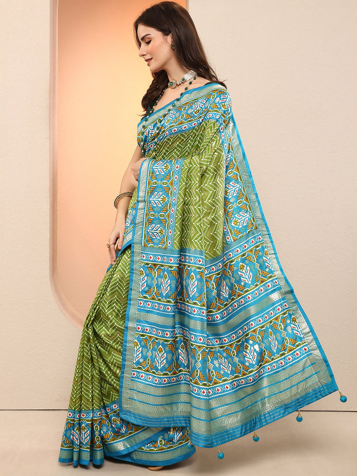 Green Chevron Printed Sarees With Unstitched Blouse Piece