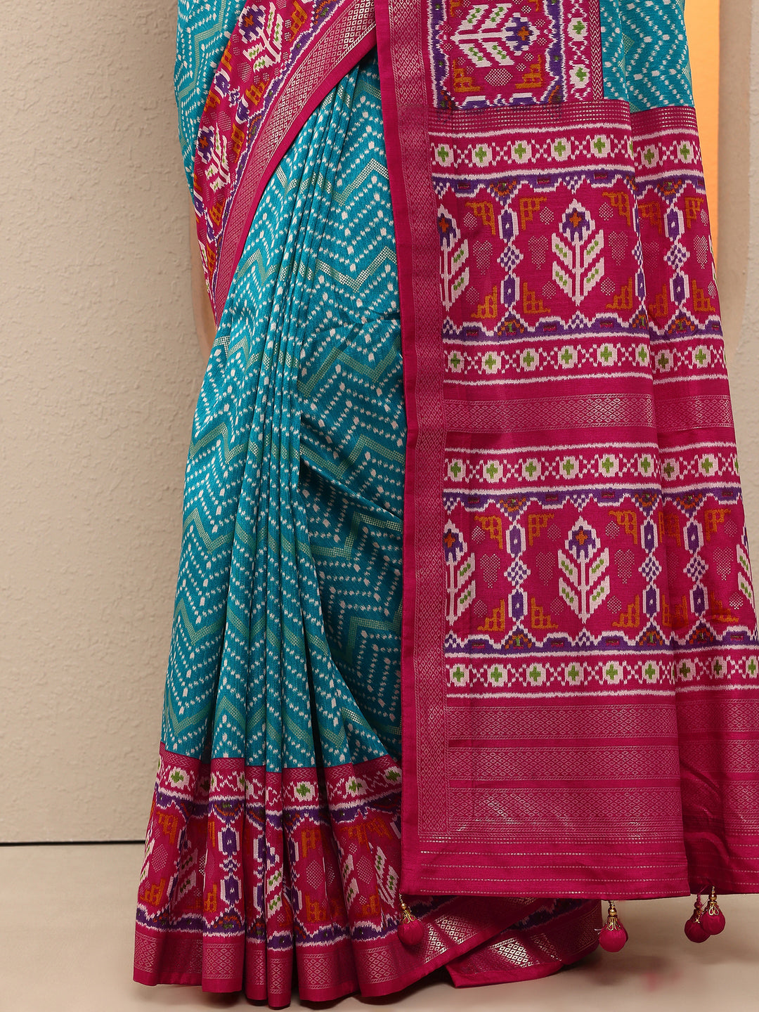 Blue Chevron Printed Sarees With Unstitched Blouse Piece