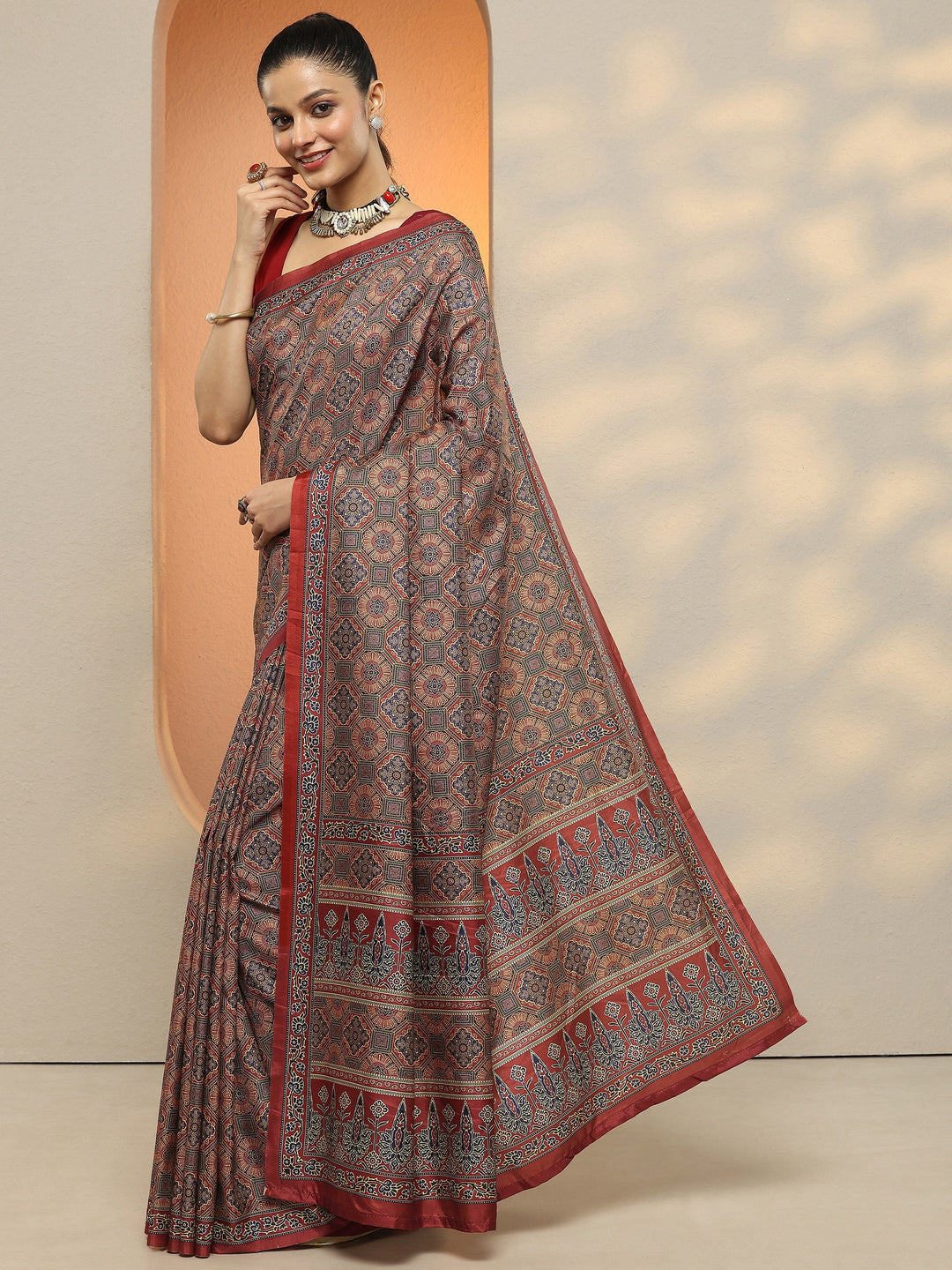 Red Printed Silk Blend Saree With Unstitched Blouse Piece