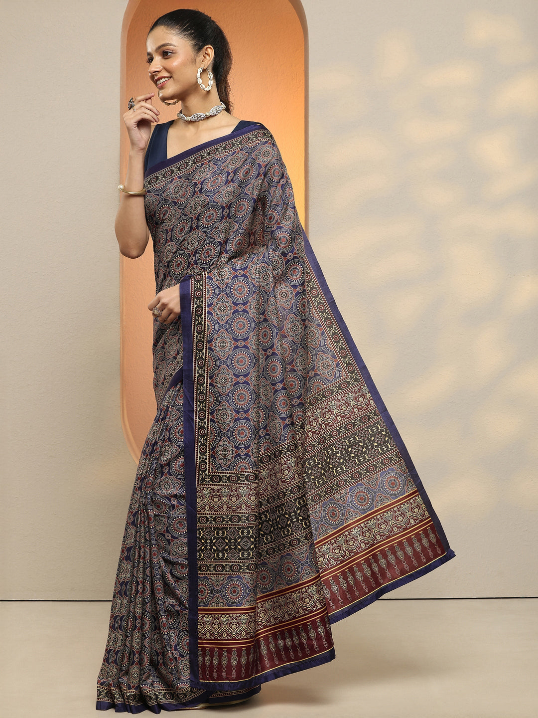 Navy Blue Printed Silk Blend Saree With Unstitched Blouse Piece