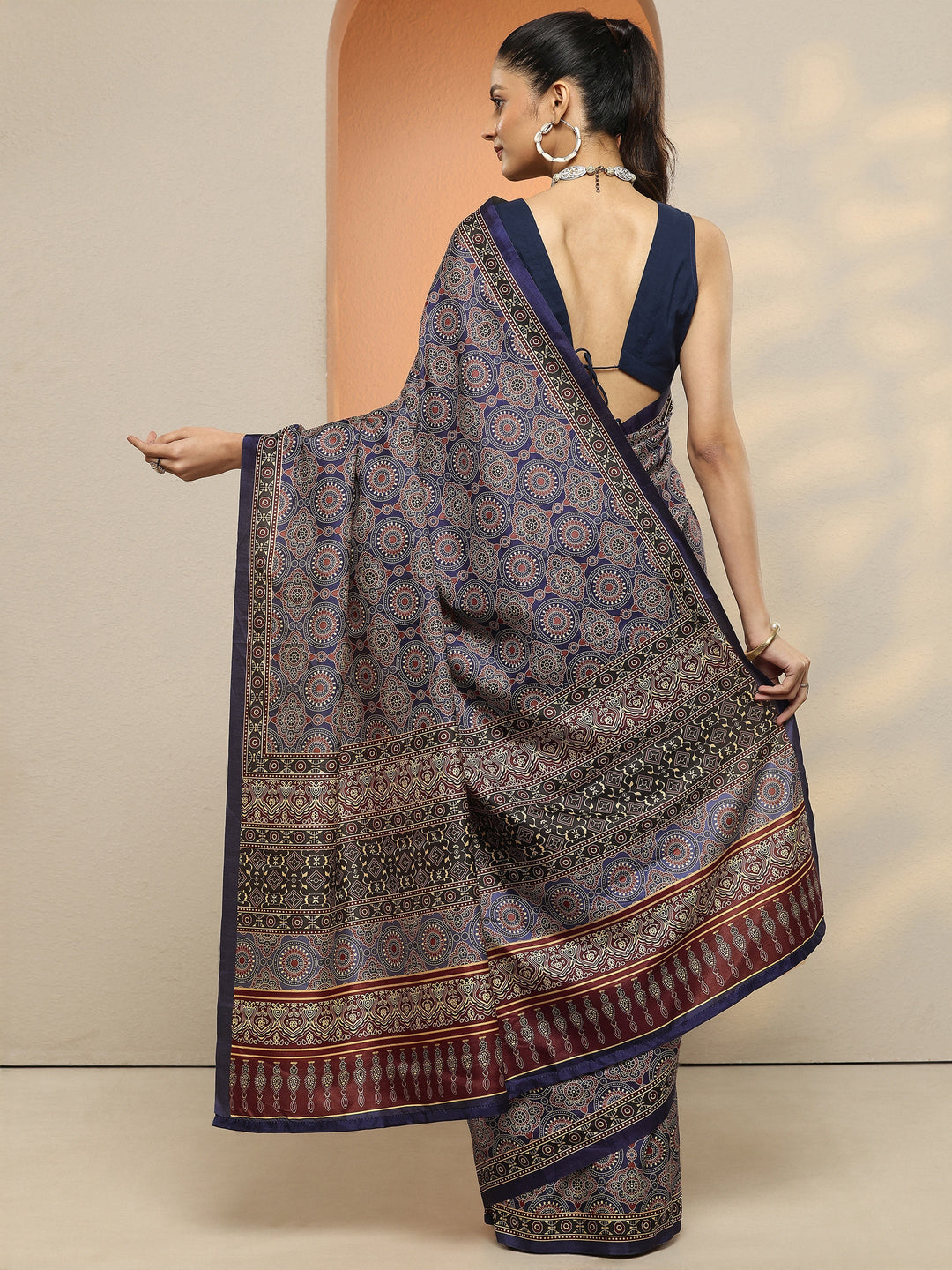 Navy Blue Printed Silk Blend Saree With Unstitched Blouse Piece