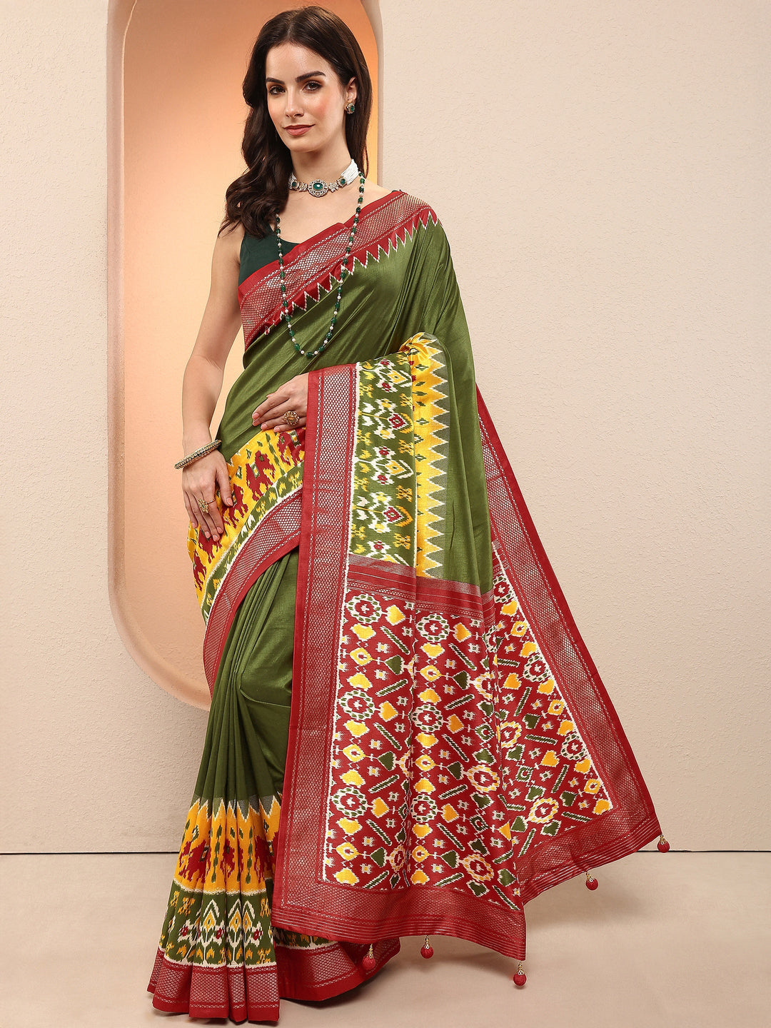 Green Printed Silk Blend Sarees With Unstitched Blouse Piece