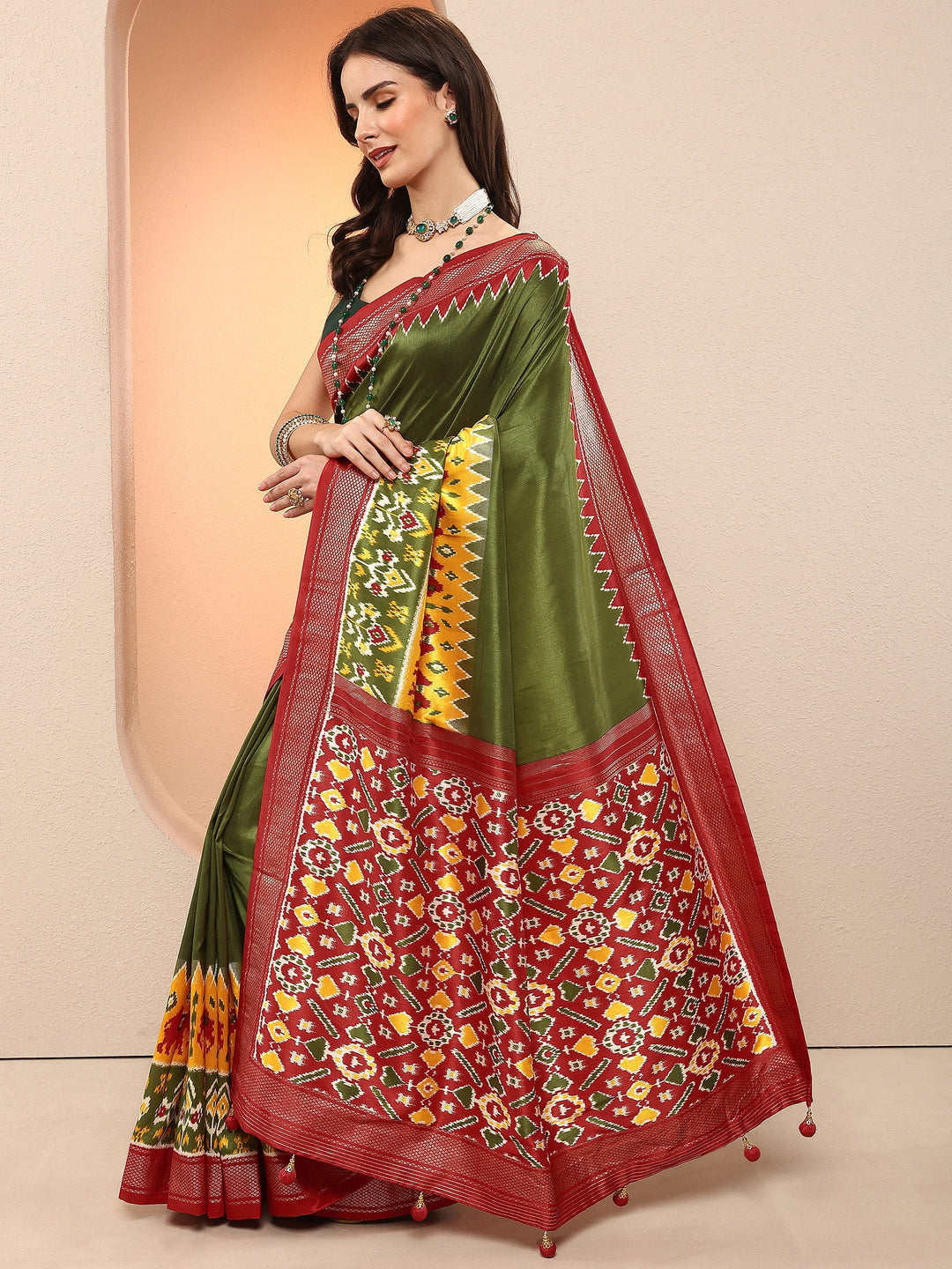 Green Printed Silk Blend Sarees With Unstitched Blouse Piece