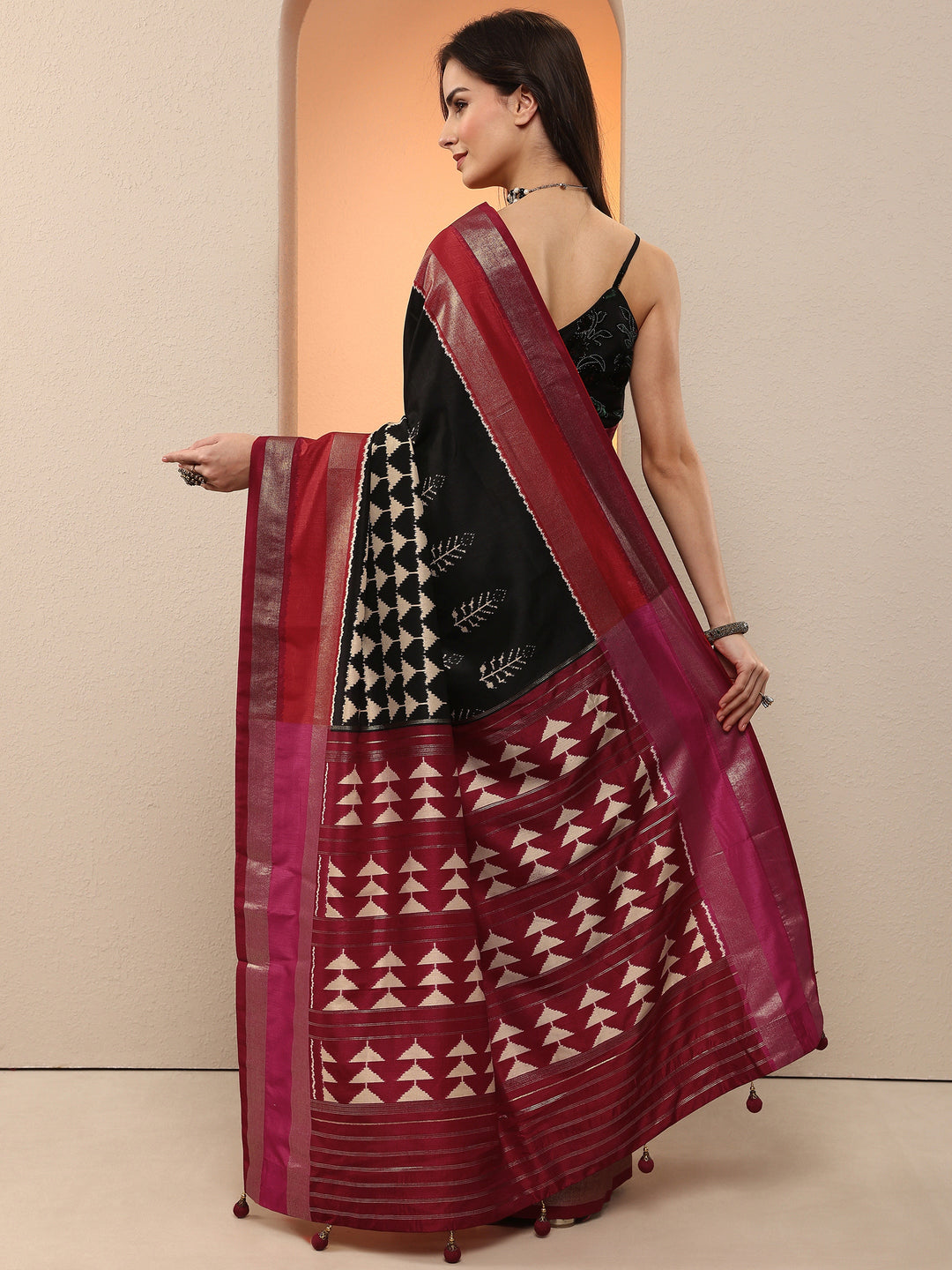 Black Printed Silk Blend Saree With Unstitched Blouse Piece