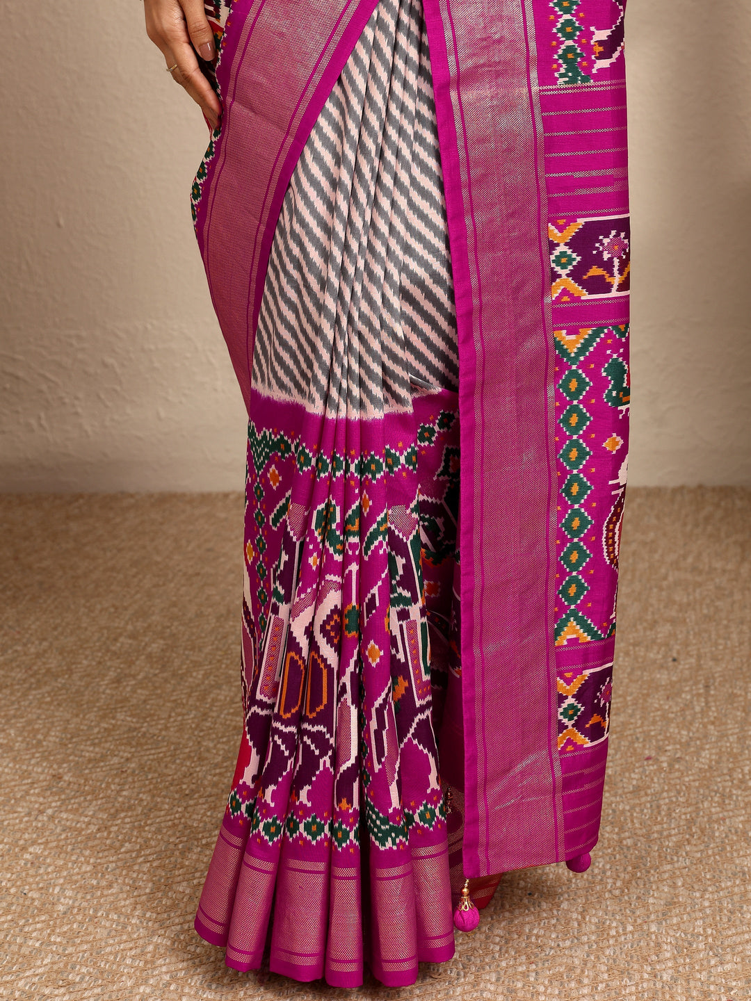 Grey Leheriya Printed Silk Blend Saree With Unstitched Blouse Piece