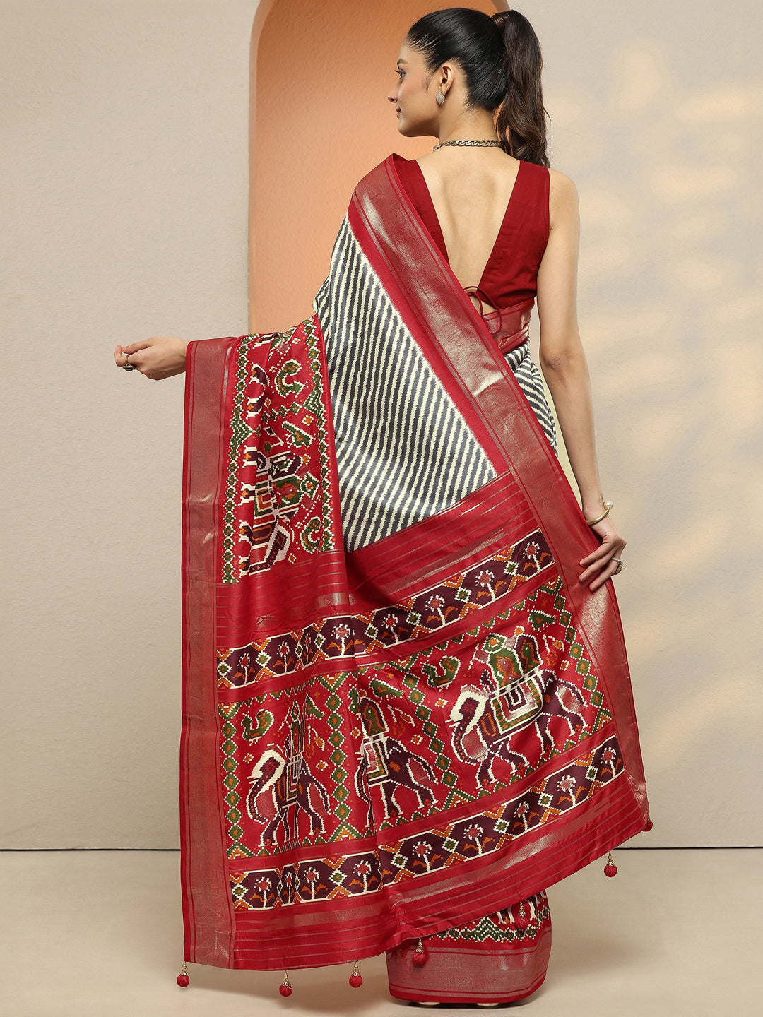 Grey Leheriya Printed Silk Blend Saree With Unstitched Blouse Piece