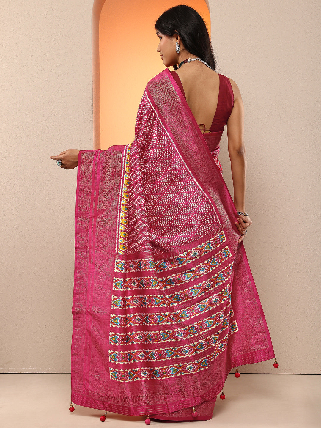 Pink Geometric Printed Silk Blend Saree With Unstitched Blouse Piece