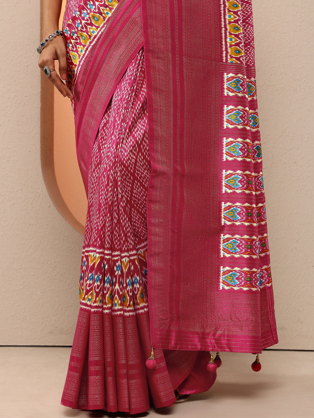 Pink Geometric Printed Silk Blend Saree With Unstitched Blouse Piece
