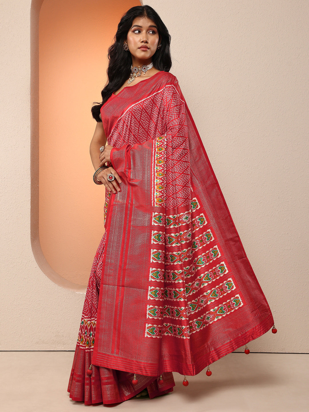 Red Geometric Printed Silk Blend Saree With Unstitched Blouse Piece