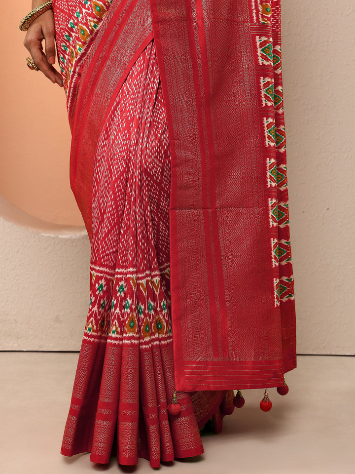 Red Geometric Printed Silk Blend Saree With Unstitched Blouse Piece