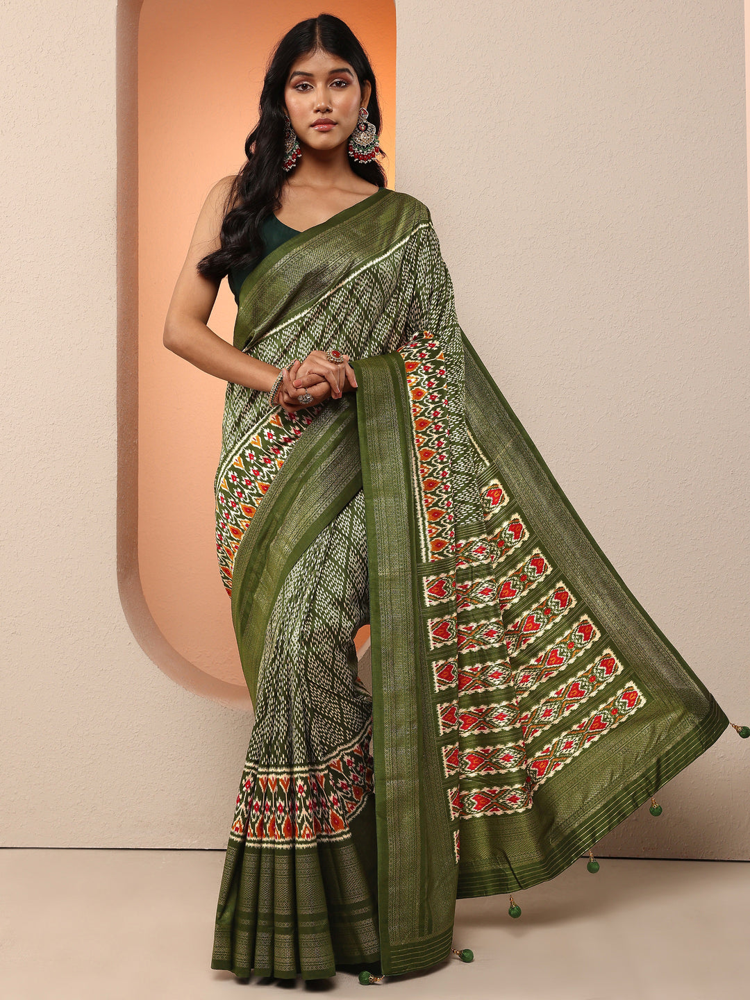 Green Geometric Printed Silk Blend Saree With Unstitched Blouse Piece