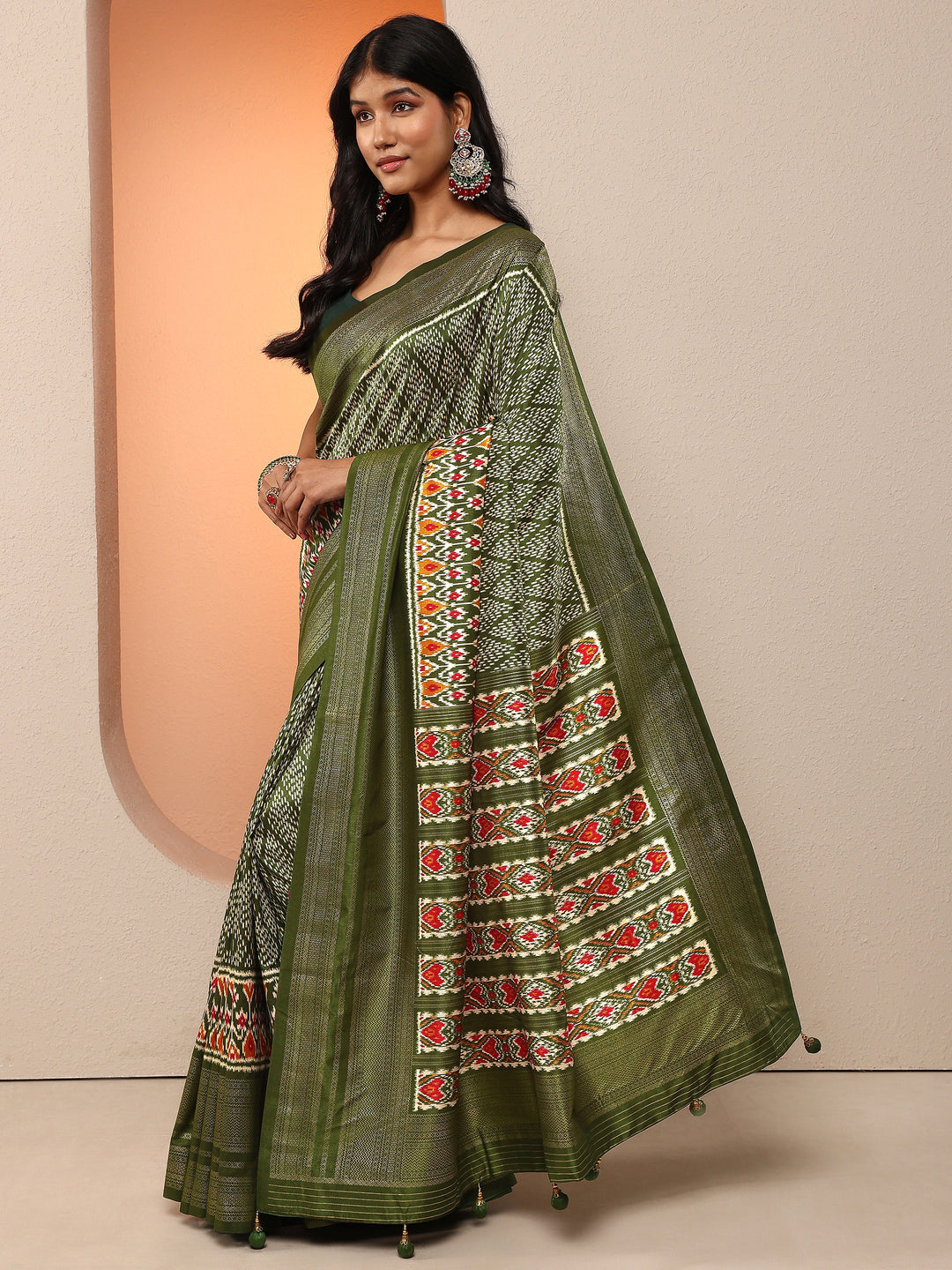 Green Geometric Printed Silk Blend Saree With Unstitched Blouse Piece
