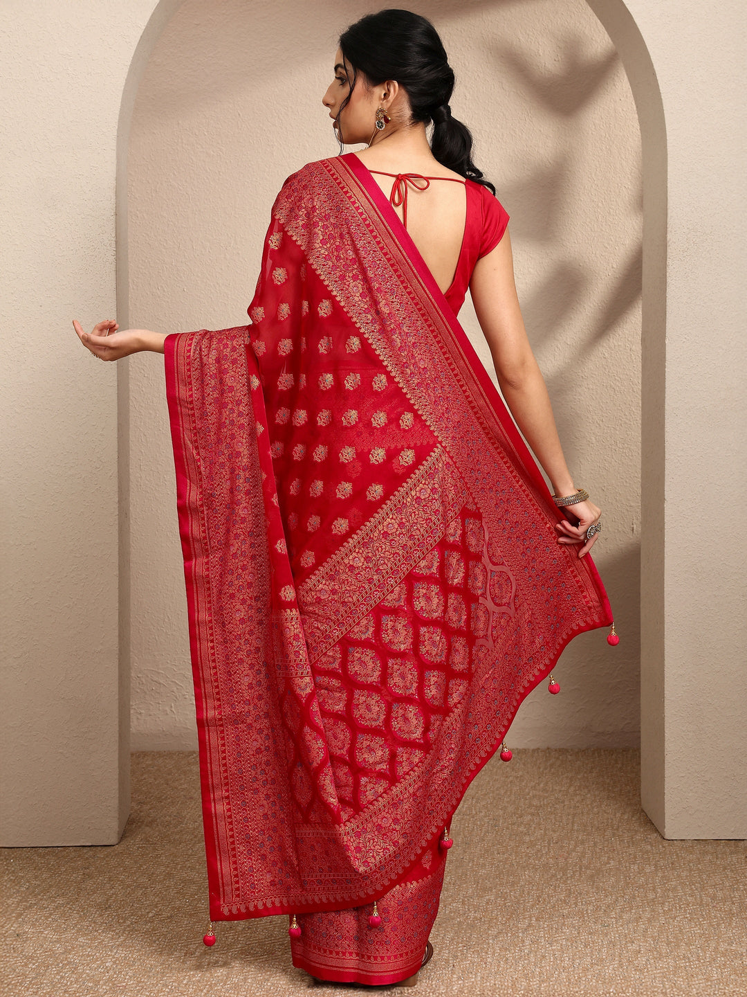 Red Printed Georgette Saree With Unstitched Blouse Piece