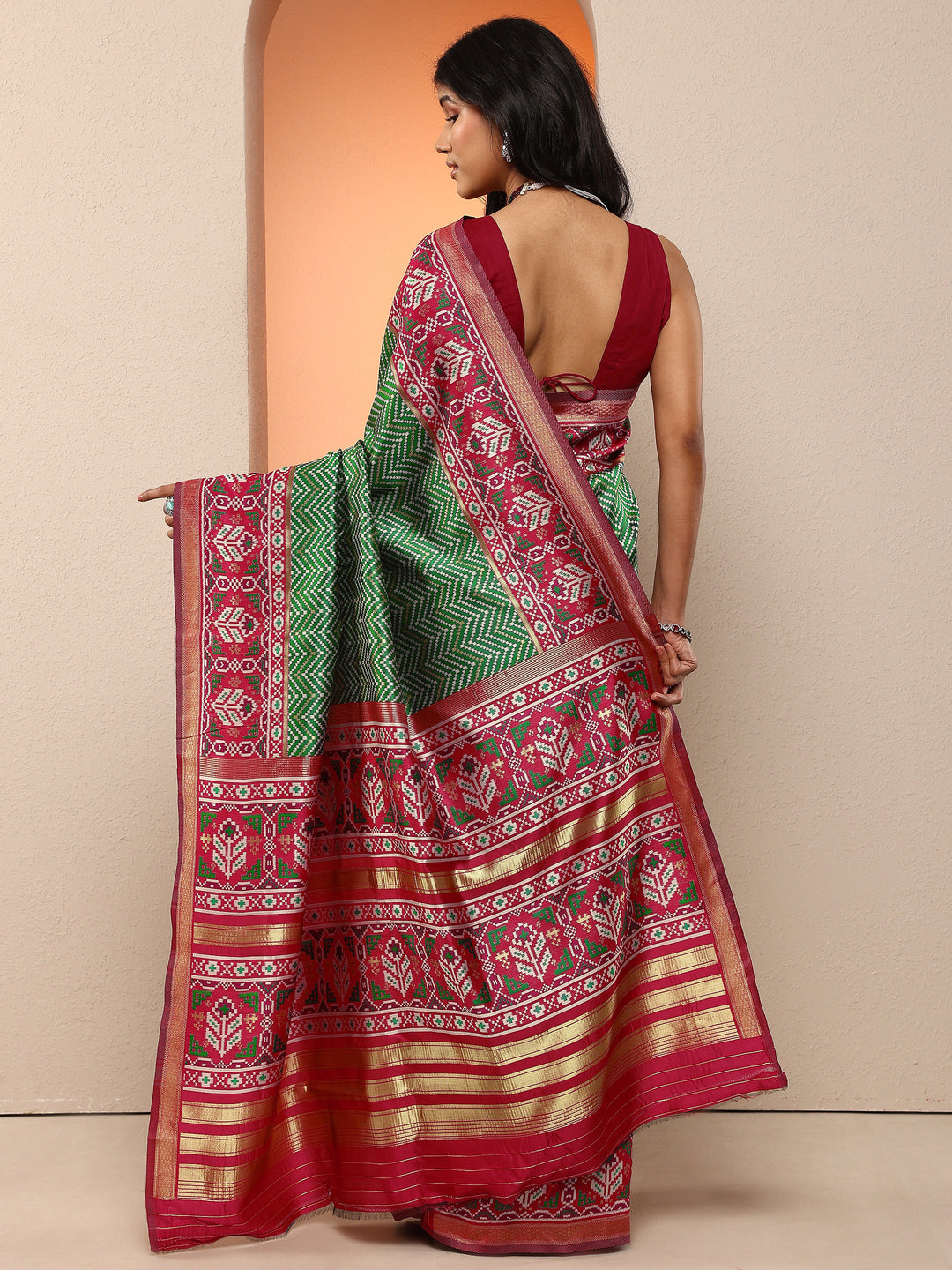 Green Chevron Woven Design Silk Blend Saree With Unstitched Blouse Piece