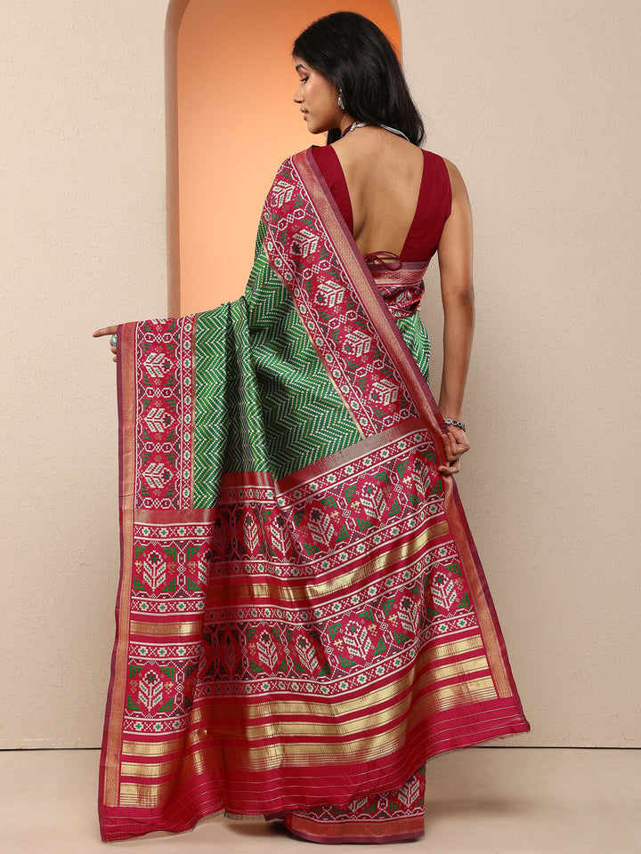 Green Chevron Woven Design Silk Blend Saree With Unstitched Blouse Piece