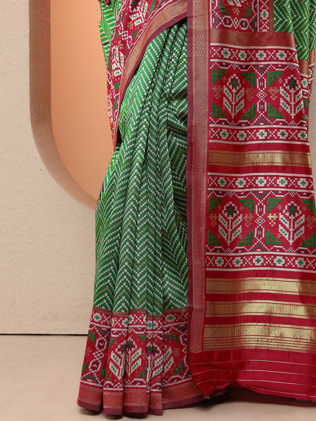 Green Chevron Woven Design Silk Blend Saree With Unstitched Blouse Piece