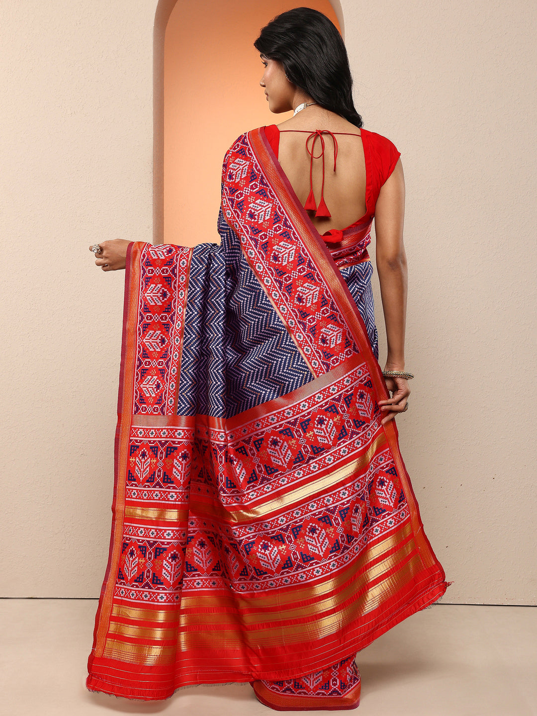 Navy Blue Chevron Woven Design Silk Blend Saree With Unstitched Blouse Piece