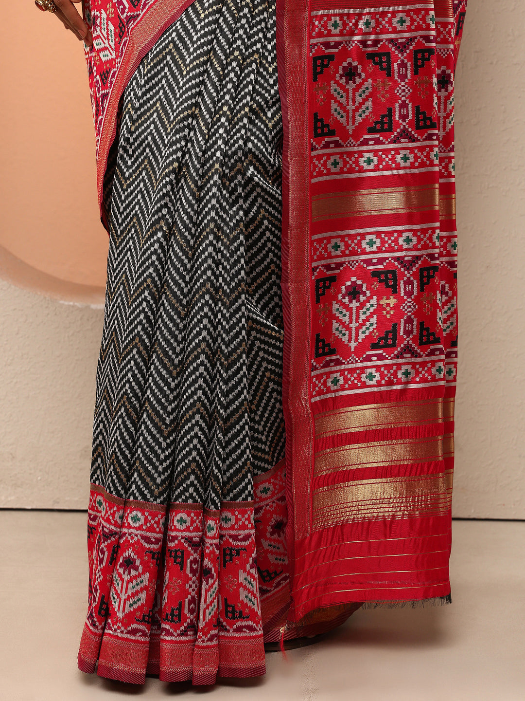 Black Chevron Woven Design Silk Blend Saree With Unstitched Blouse Piece