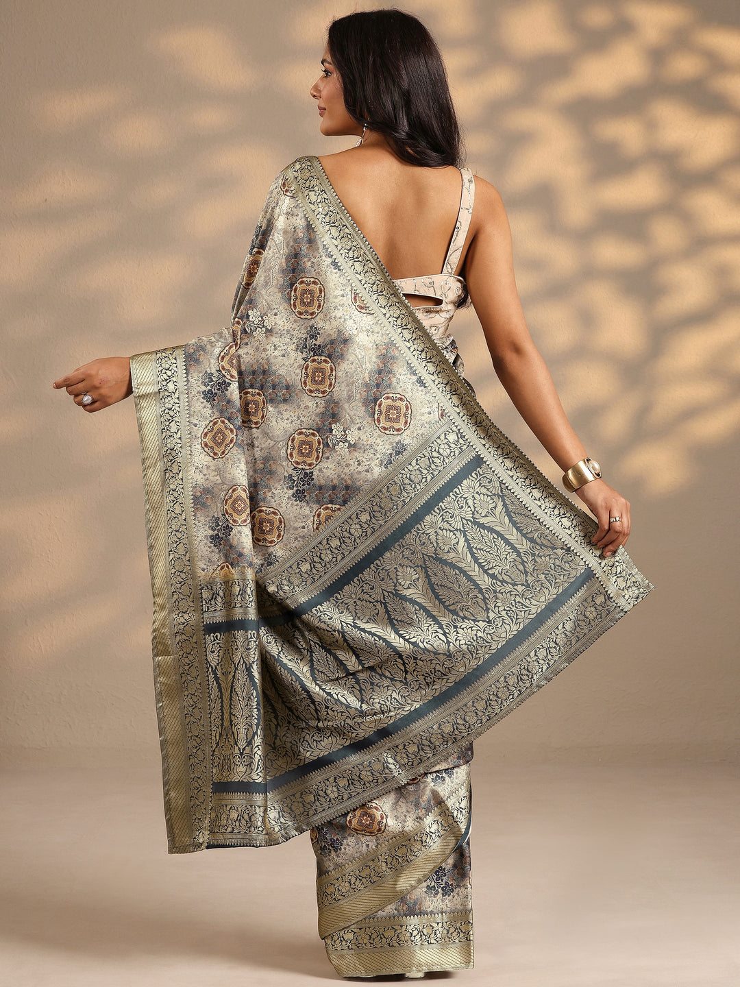 Grey Printed Silk Blend Saree With Unstitched Blouse Piece