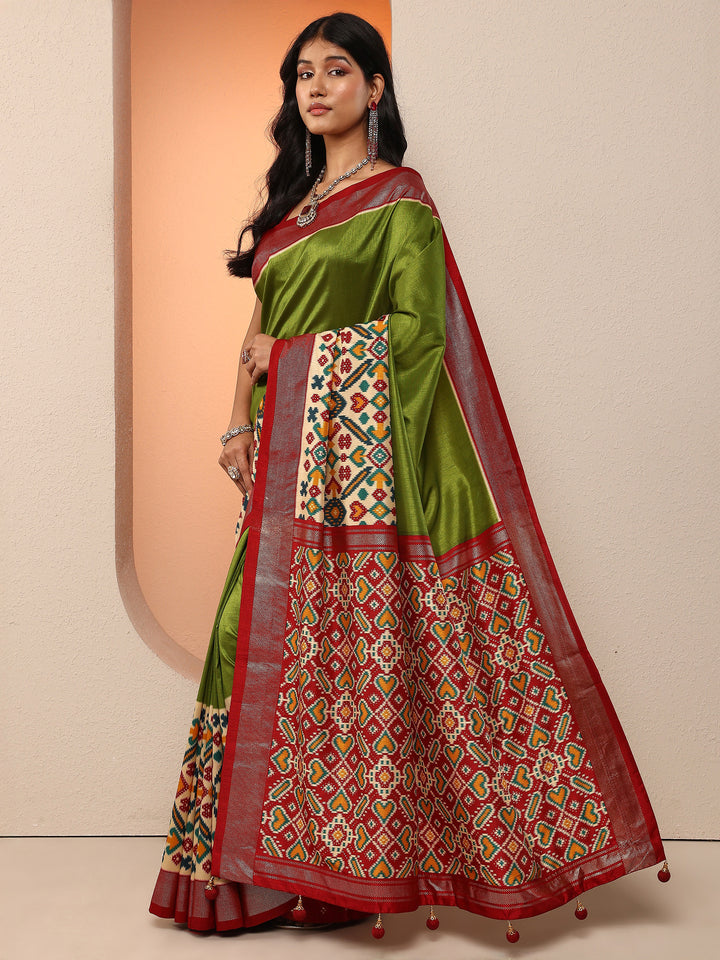 Green Solid Silk Blend Saree With Unstitched Blouse Piece