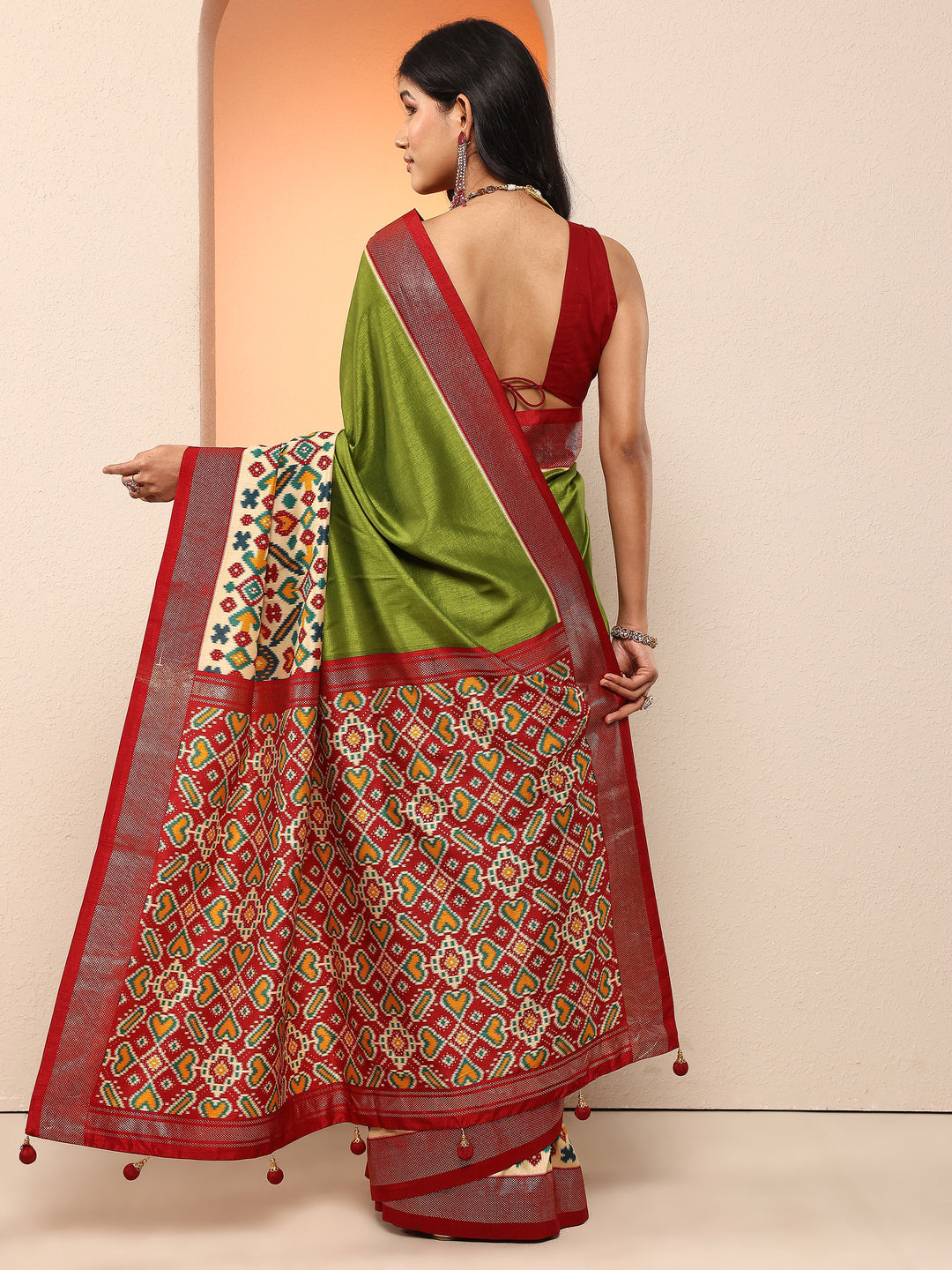 Green Solid Silk Blend Saree With Unstitched Blouse Piece