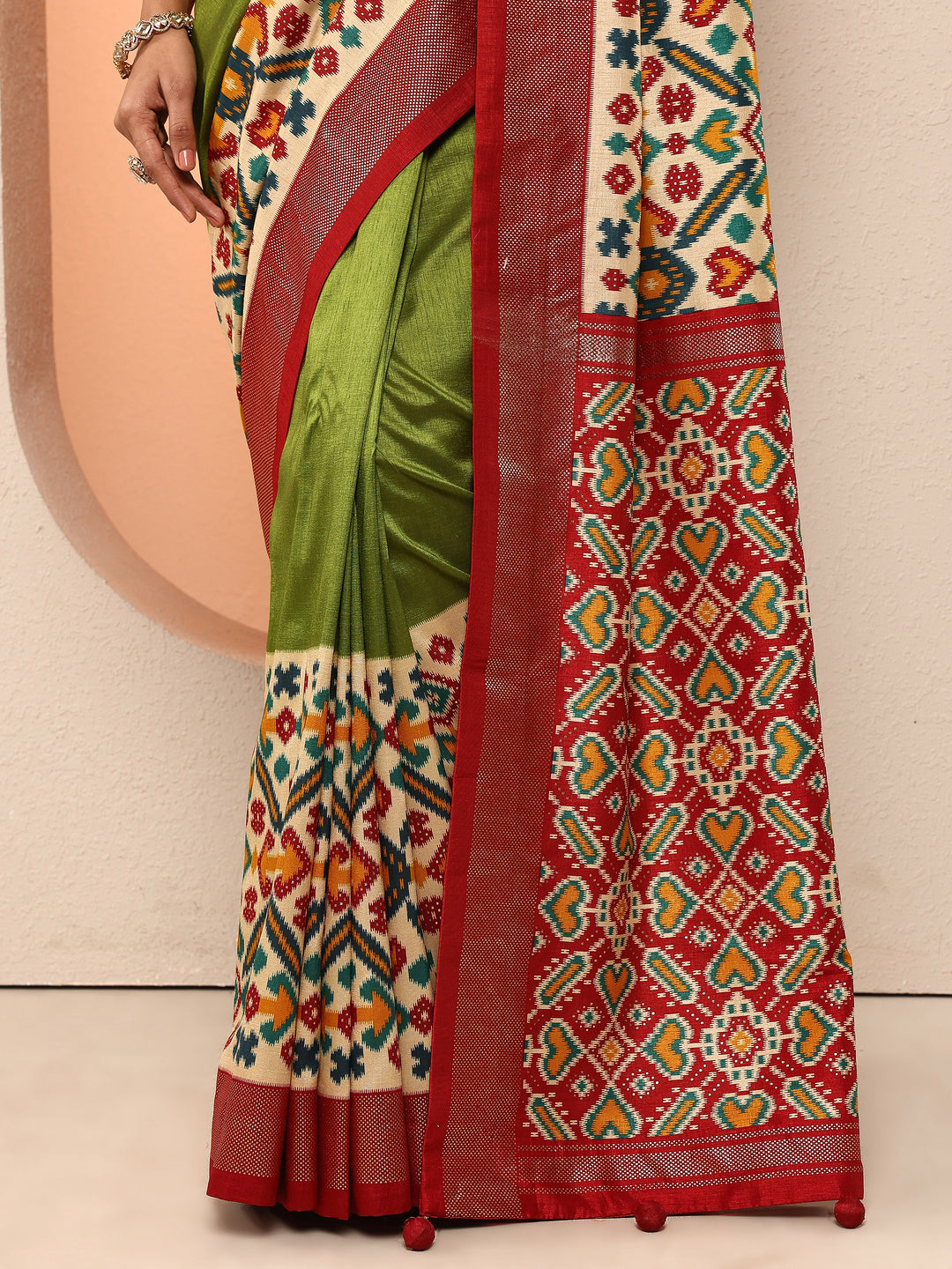 Green Solid Silk Blend Saree With Unstitched Blouse Piece