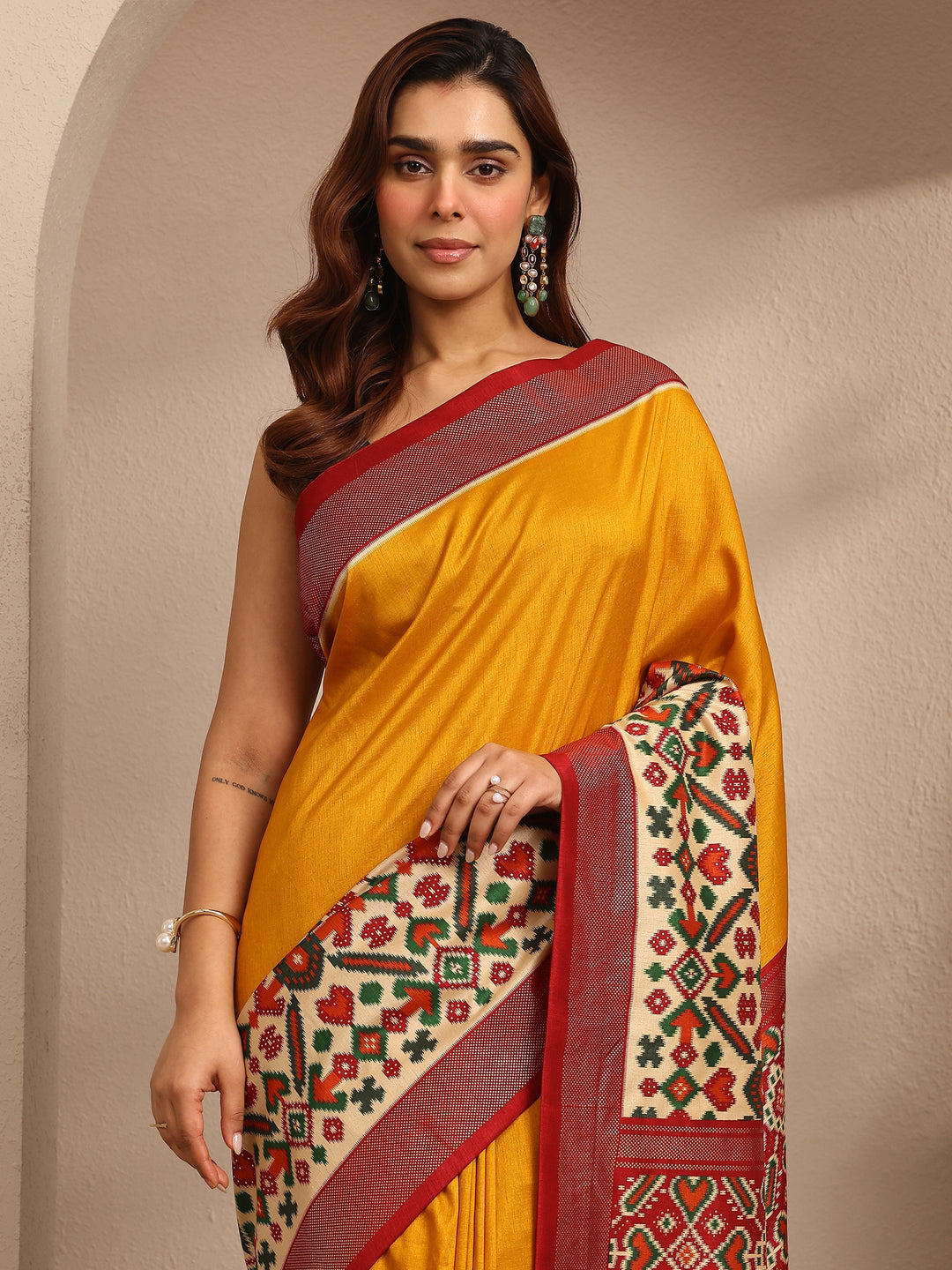 Mustard Solid Silk Blend Saree With Unstitched Blouse Piece