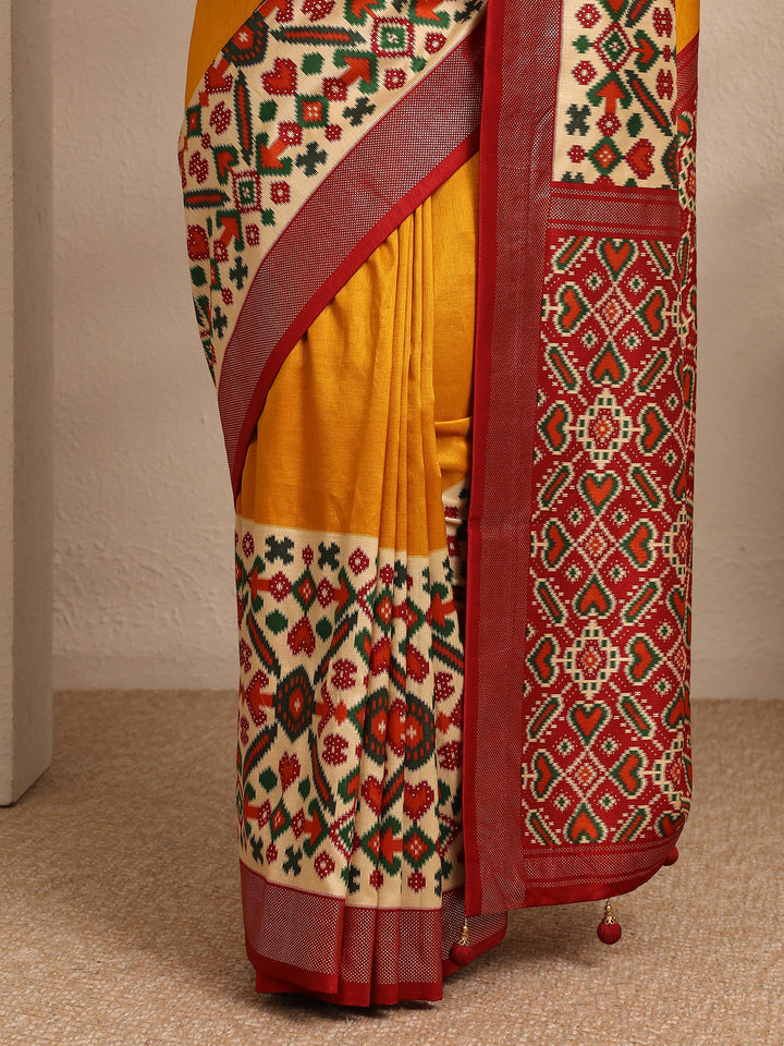 Mustard Solid Silk Blend Saree With Unstitched Blouse Piece