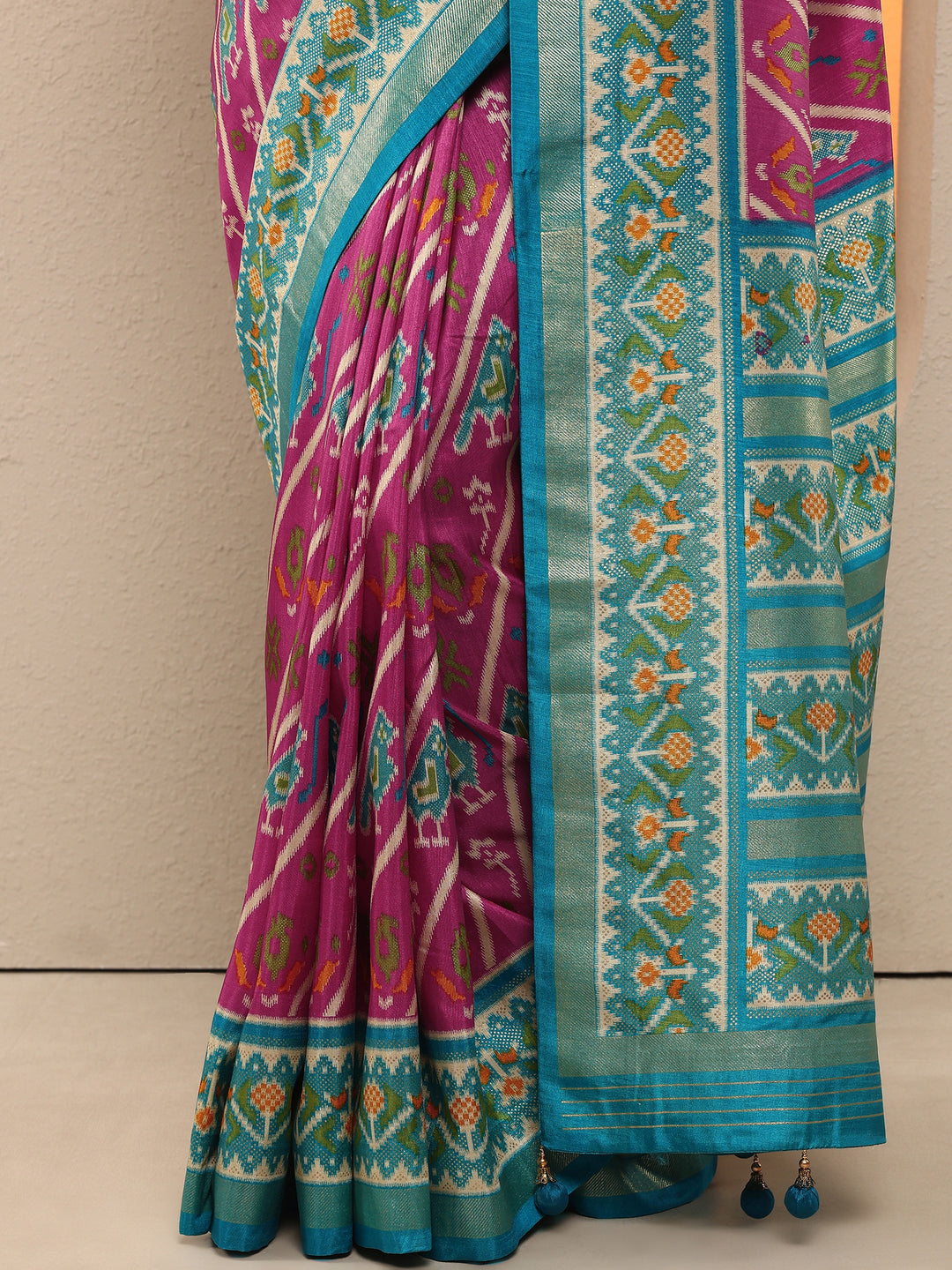 Pink Tribal Printed Silk Blend Saree With Unstitched Blouse Piece