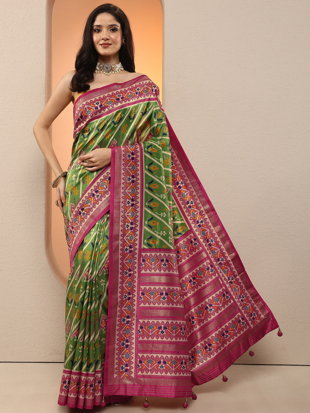 Green Tribal Printed Silk Blend Saree With Unstitched Blouse Piece