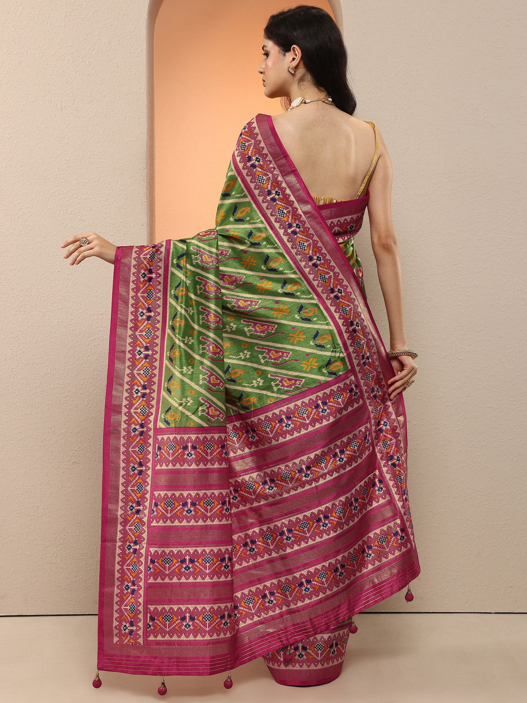 Green Tribal Printed Silk Blend Saree With Unstitched Blouse Piece