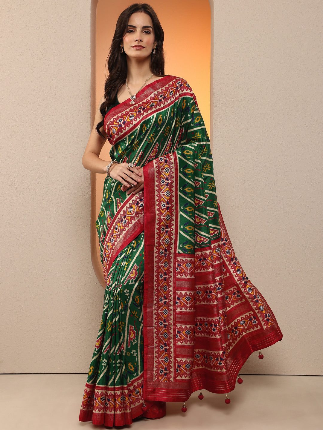 Green Tribal Printed Silk Blend Saree With Unstitched Blouse Piece