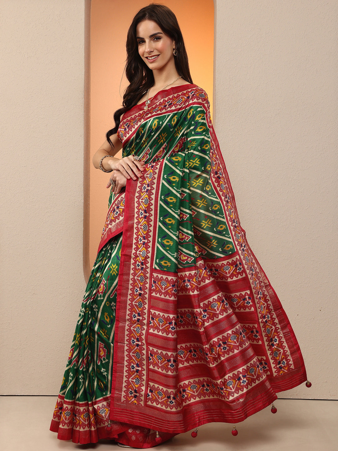 Green Tribal Printed Silk Blend Saree With Unstitched Blouse Piece
