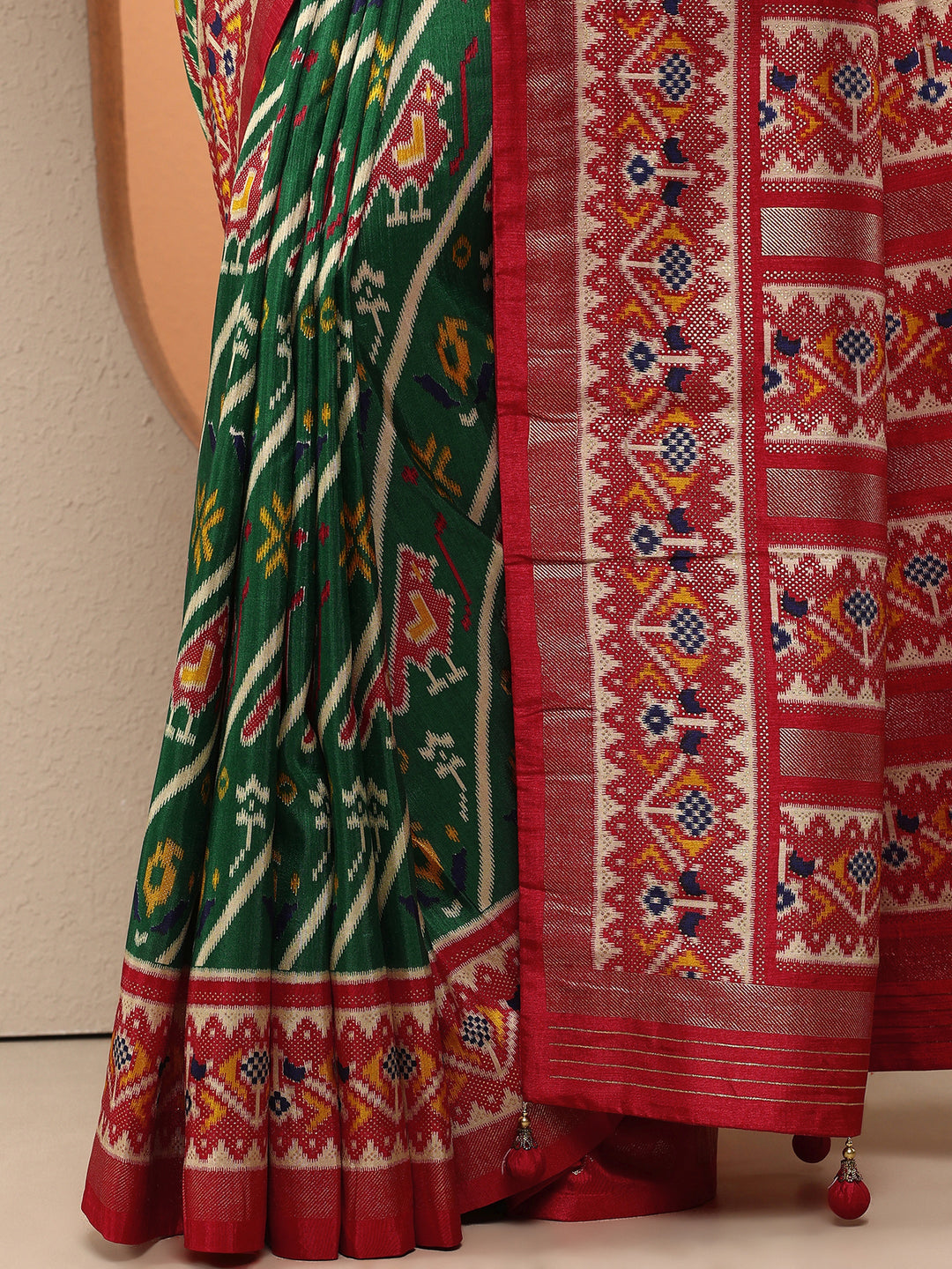 Green Tribal Printed Silk Blend Saree With Unstitched Blouse Piece