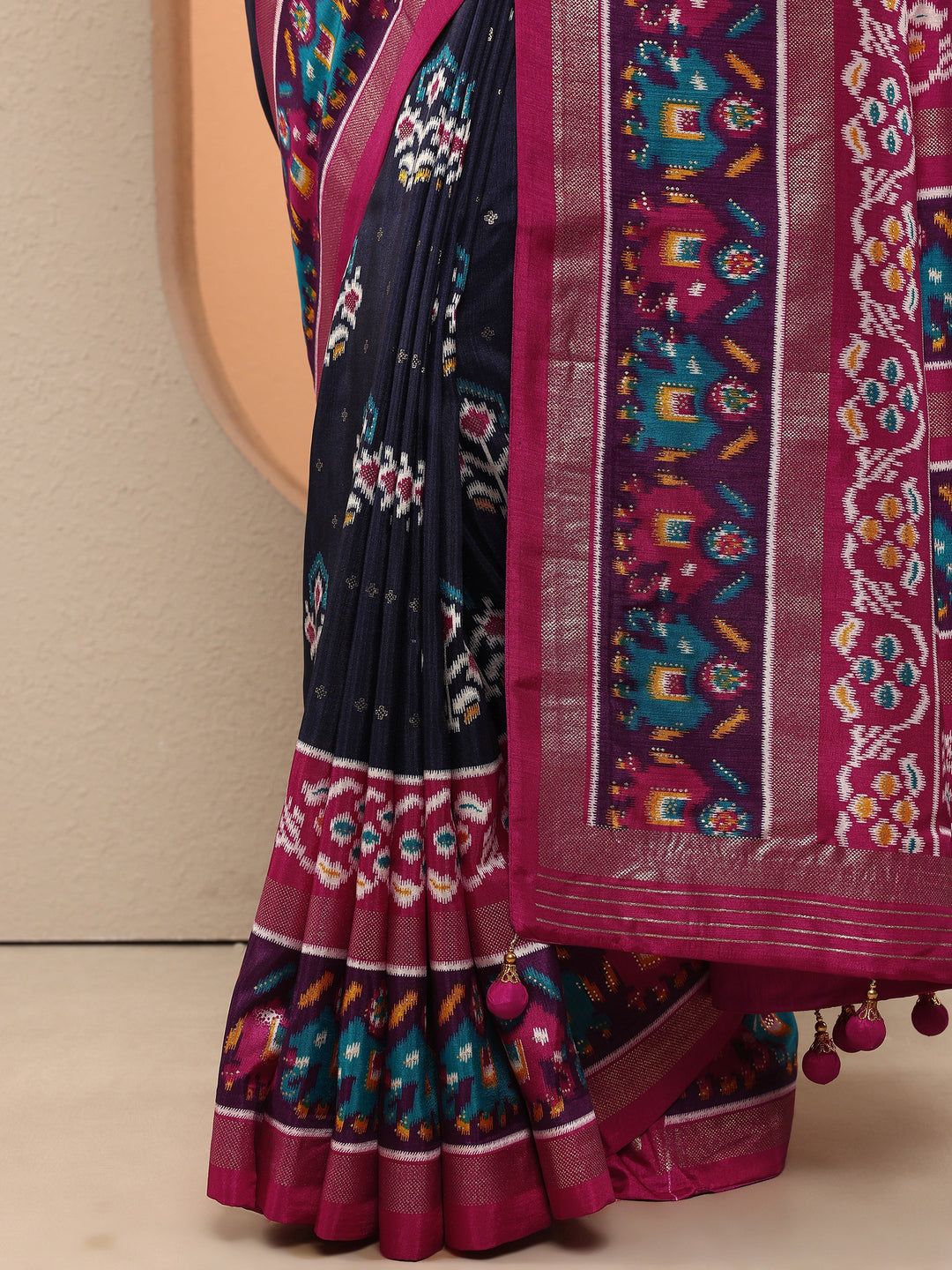 Navy Blue Printed Silk Blend Saree With Unstitched Blouse Piece