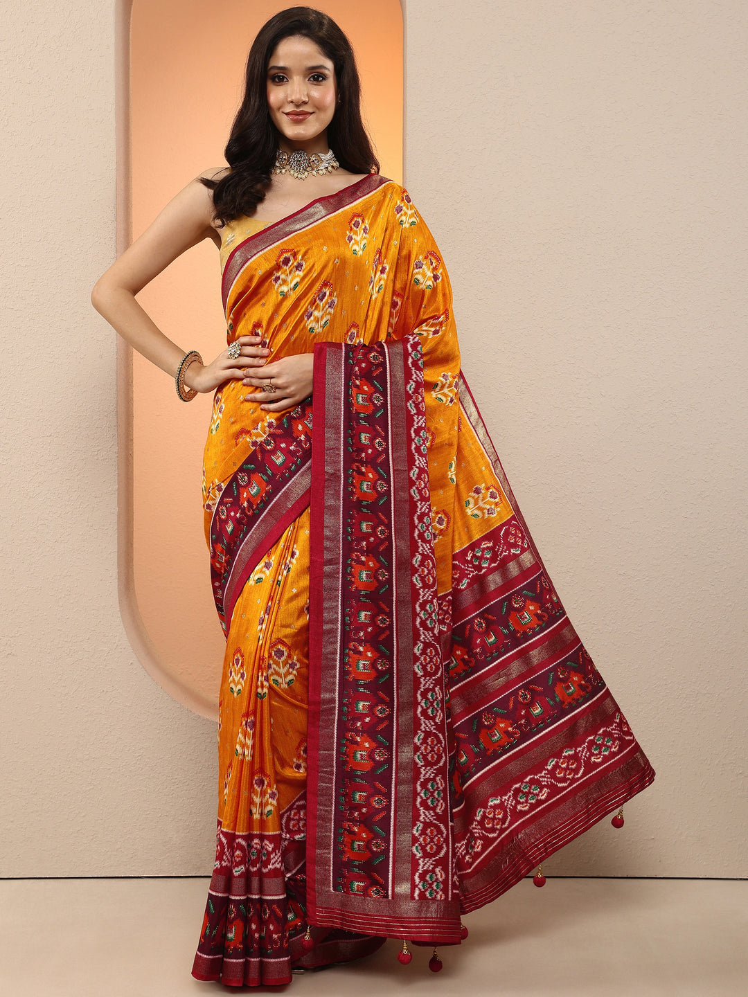 Mustard Printed Silk Blend Saree With Unstitched Blouse Piece