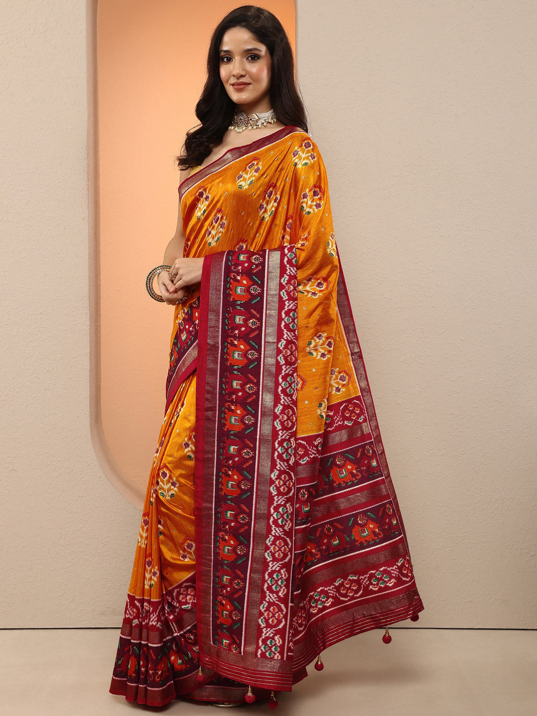 Mustard Printed Silk Blend Saree With Unstitched Blouse Piece
