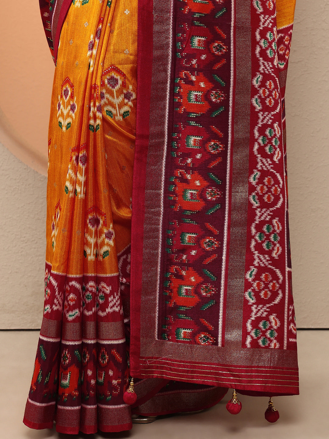 Mustard Printed Silk Blend Saree With Unstitched Blouse Piece