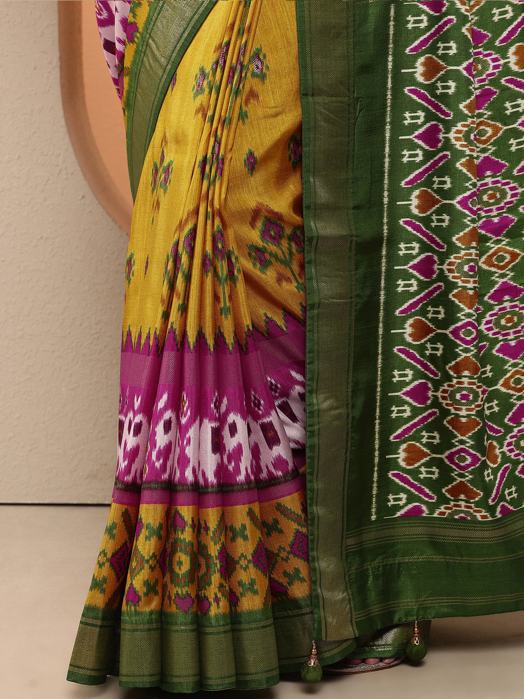 Yellow Printed Silk Blend Saree With Unstitched Blouse Piece