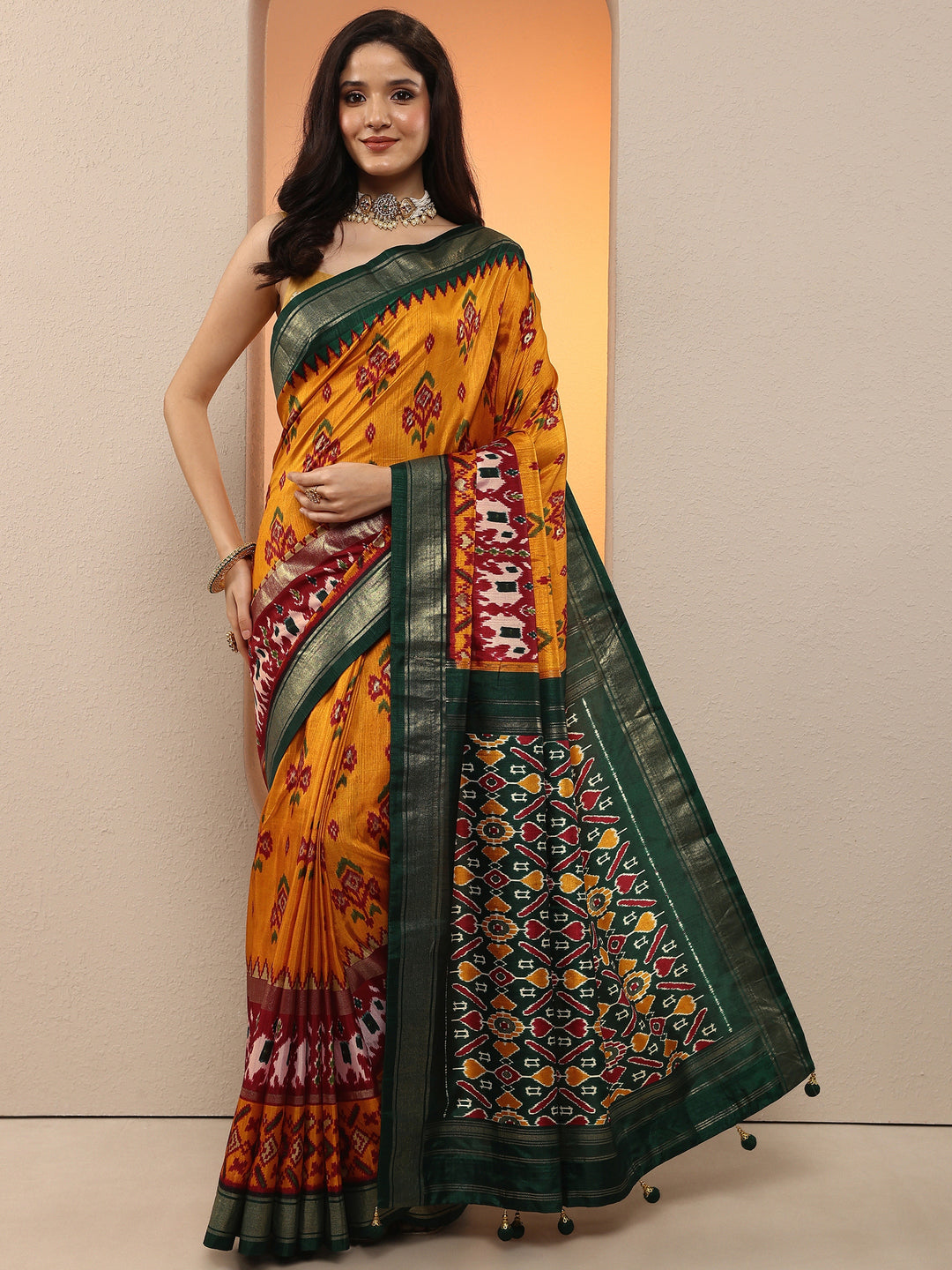 Mustard Printed Silk Blend Saree With Unstitched Blouse Piece