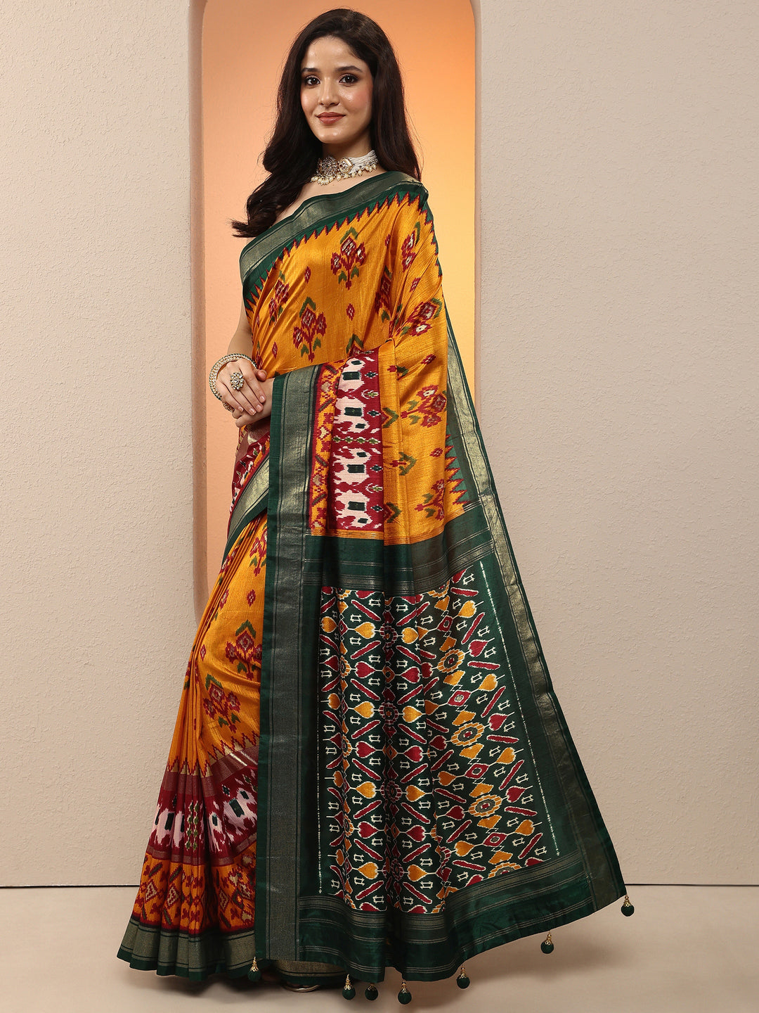 Mustard Printed Silk Blend Saree With Unstitched Blouse Piece